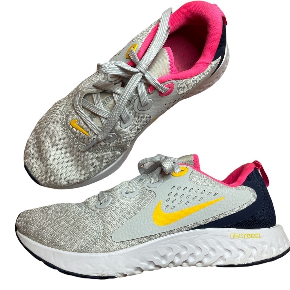 NIKE Legend React Flyknit Women’s Running Shoes size 8 athletic sneakers EUC.